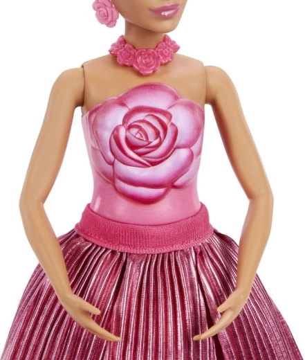 Detailný kvetinový outfit a doplnky