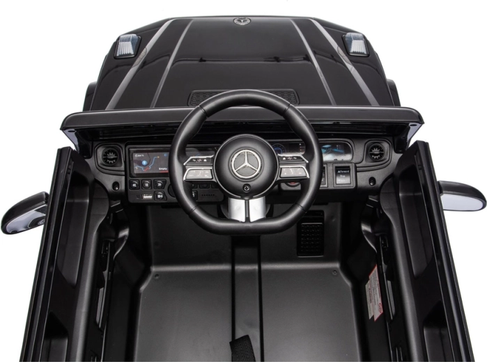 Detailný kokpit a volant Mercedes