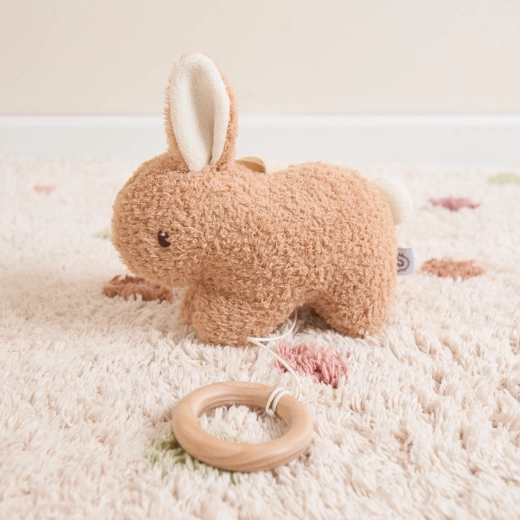 Príjemný plyš a drevený krúžok pre malé rúčky