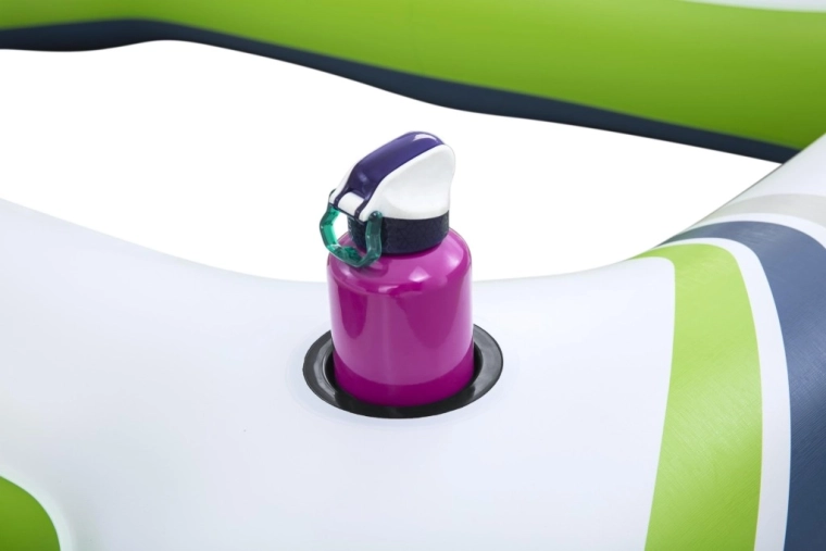 Praktické držiaky na nápoje a madlá