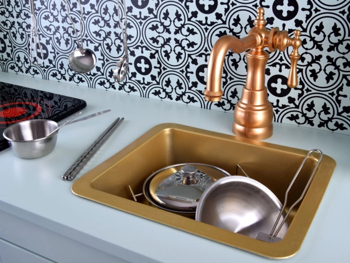 Štýlový zlatý drez a vintage batéria