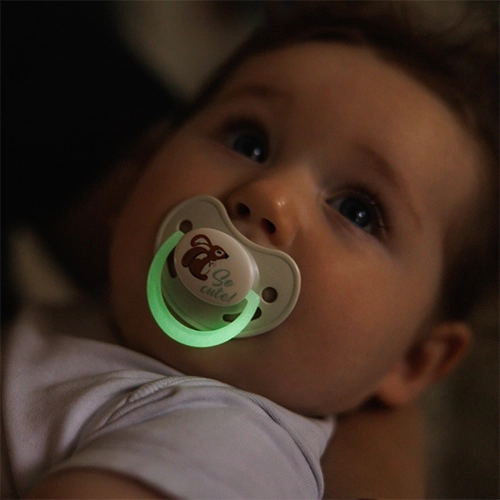 Nočný pokoj vďaka svietiacemu úchytu