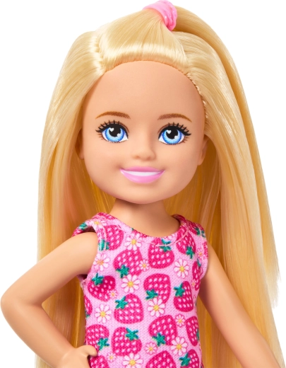 Dlhé blond vlasy a milý výraz