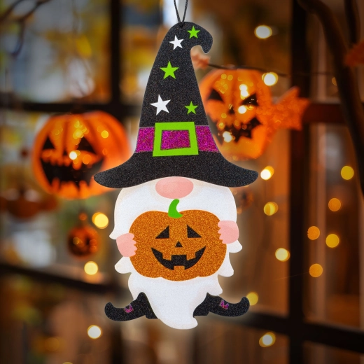 Závesná halloweenska dekorácia škriatka z peny 44 × 26 cm