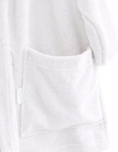 Prišitý opasok a hlbšie vrecká