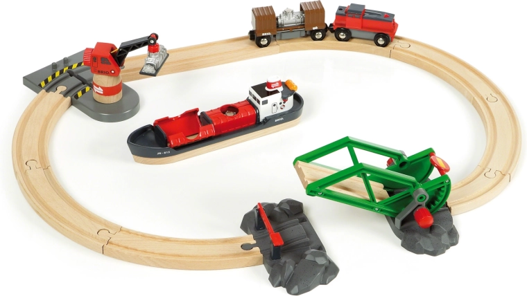 Brio World prístav s nákladnou loďou a koľajami