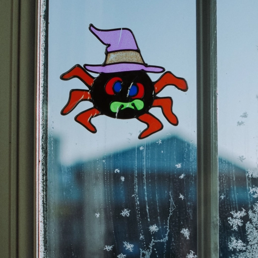 Halloweenska dekorácia na okno – farebný trblietavý pavúk