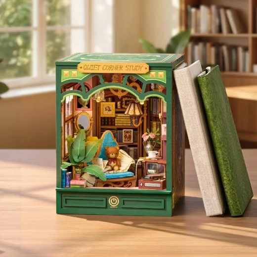 Detailná miniatúrna študovňa medzi knihy