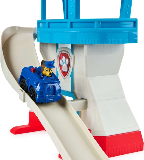 Stabilná viacúrovňová veža s ikonickým odznakom