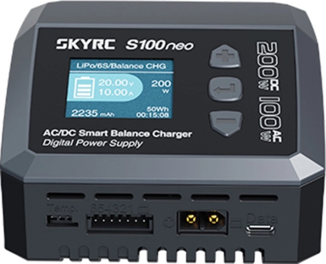Výkon až 200 W z DC a 100 W z AC