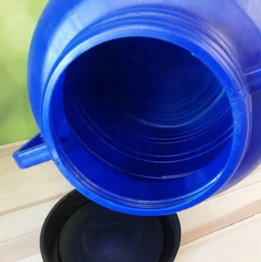 Široké hrdlo na jednoduché plnenie a čistenie