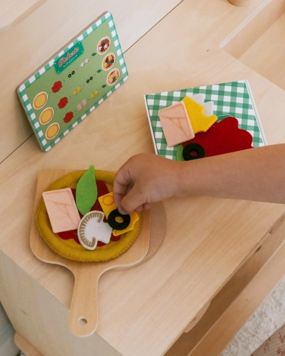 Autentická pizza na drevenej lopatke