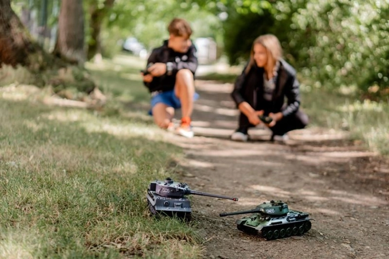 Starx tanky na diaľkové ovládanie s infra bitkou 2,4 GHz – sada 2 kusov