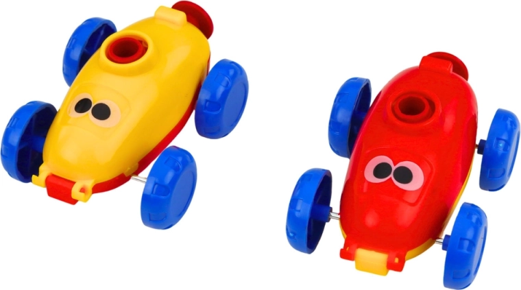 Dve autíčka a farebné balóniky