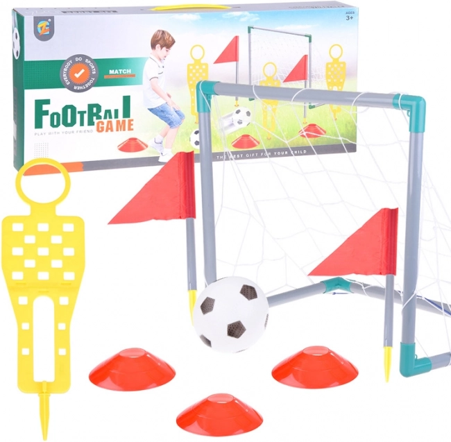 Detská futbalová bránka s loptou a kužeľmi