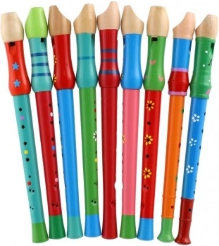 Drevená flauta s farebným dizajnom