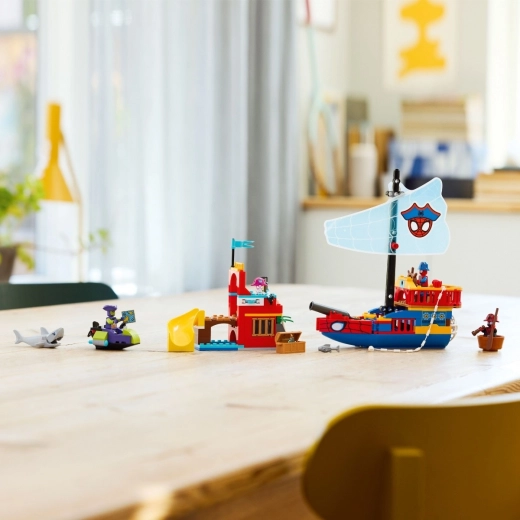 Akčná pirátska loď so streľbou a pavučinou