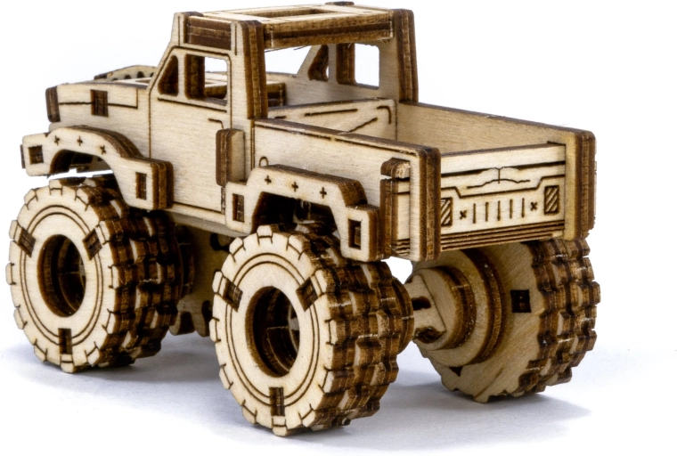 Detailný drevený Monster Truck