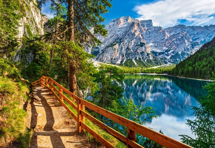 Puzzle 1000 dielikov jazero Braies Taliansko 68 × 47 cm Castorland