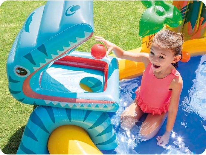 Dinosaurus na kŕmenie loptičkami