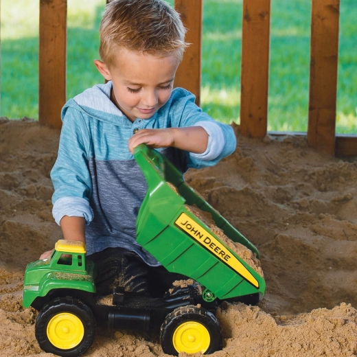 Veľký John Deere sklápač pre malých staviteľov