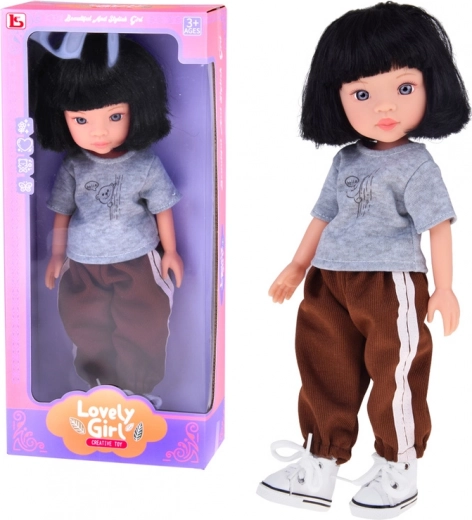 Bábika so športovým outfitom a krátkymi čiernymi vlasmi 33 cm