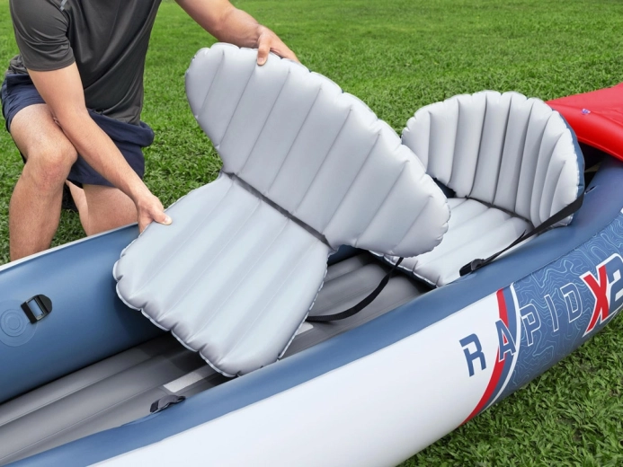 Komfortné nafukovacie sedadlá s operadlami