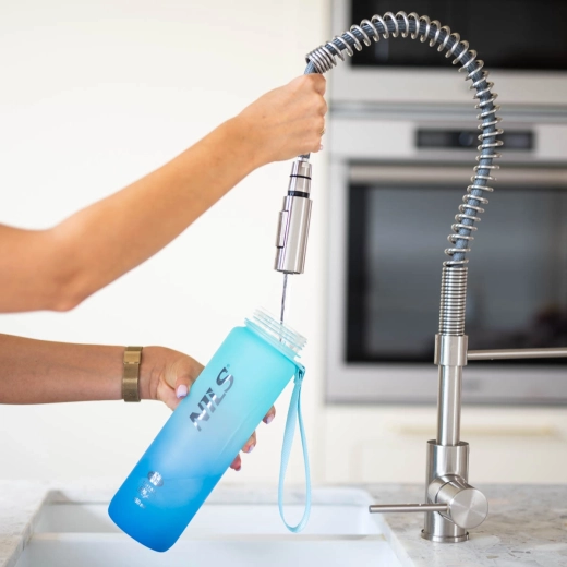 Široké hrdlo na jednoduché plnenie a čistenie