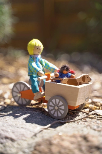Drevený nákladný bicykel s 2 ohybnými bábikami a psíkom