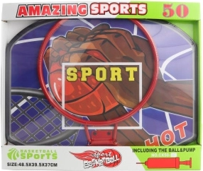 Veľký basketbalový kôš s loptou a pumpičkou