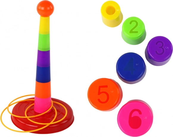 Hra hádzania na cieľ s pohárikmi a kruhmi