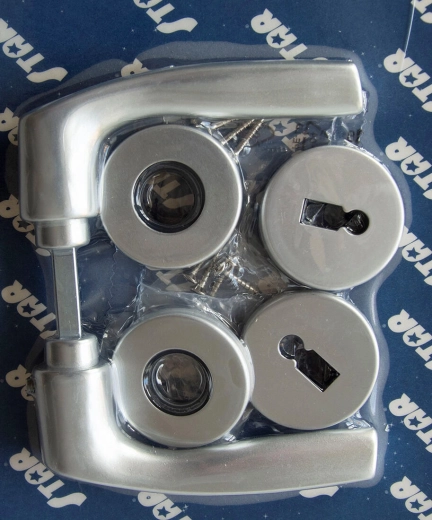 Rozetové dverové kovanie MONET, kľúč, strieborný elox