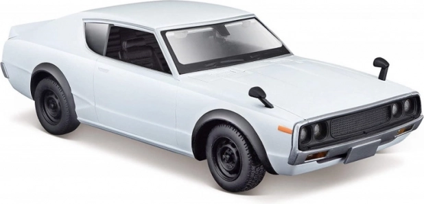 Model auta NISSAN Skyline 2000 GT‑R 1973 1:24 biely