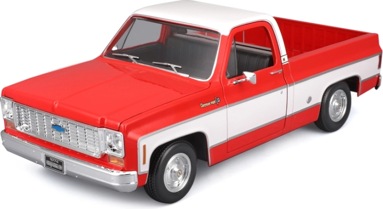 Maisto 1974 Chevrolet C10 Cheyenne Super 1:18 červeno-biely model pick-upu