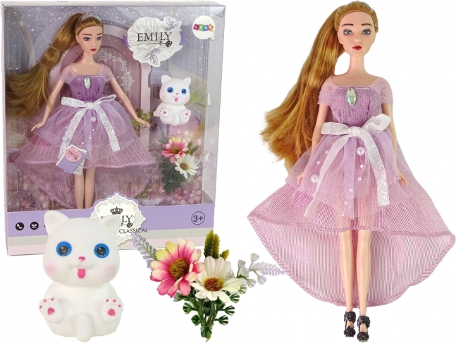 Bábika Emily s dlhými vlasmi a bielym mačiatkom