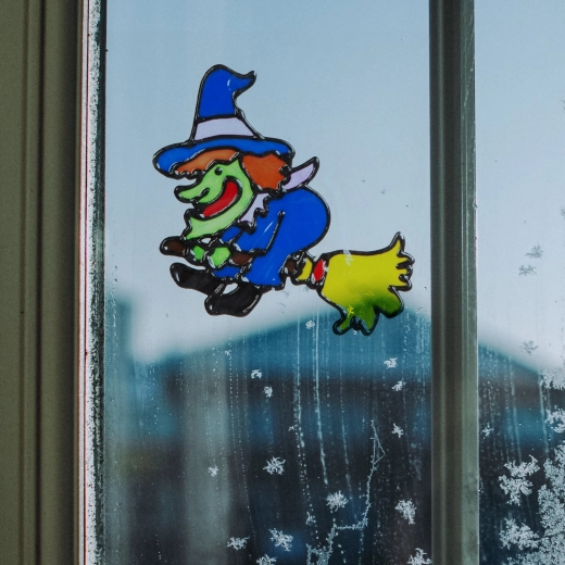 Halloweenska dekorácia na okno farebná čarodejnica