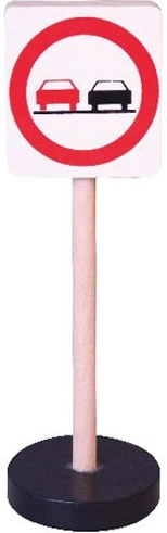 Babu drevená dopravná značka – zákaz predbiehania