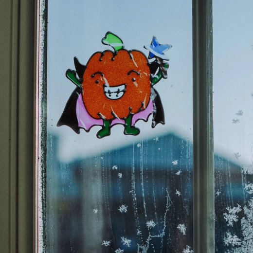 Halloweenska okenná dekorácia trblietavá farebná tekvica