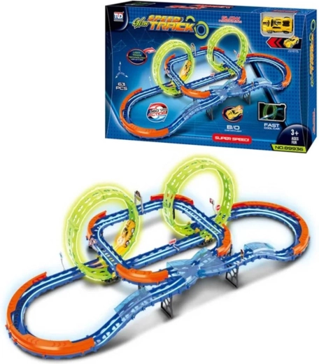 Svietiaca autodráha v tme s križovatkou a loopingmi s LED autíčkom