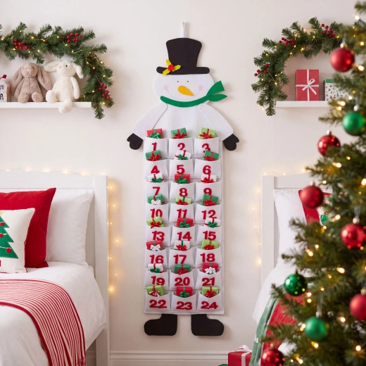 Závesný filcový adventný kalendár snehuliak