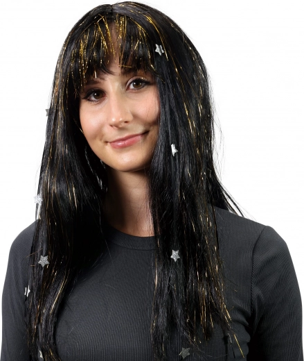 Parochňa s čiernymi vlasmi zdobená zlatými pruhmi a hviezdami