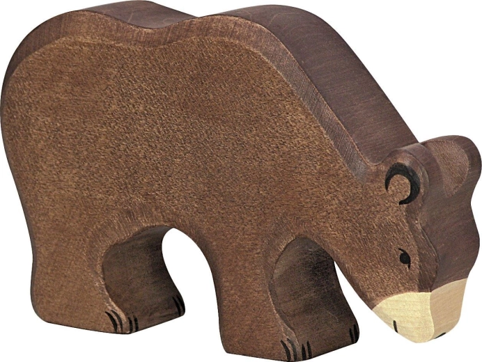 Holztiger hnedý medveď pri kŕmení
