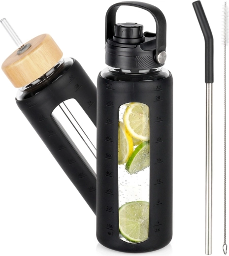 Sklenená fľaša na vodu s čiernym silikónovým obalom a vymeniteľnými viečkami 1 l