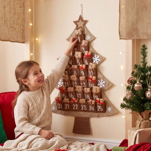Filcový adventný kalendár v tvare vianočného stromčeka 85 × 60 cm