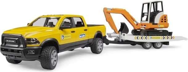 Bruder terénne servisné auto RAM s minibagrom a prívesom 1:16