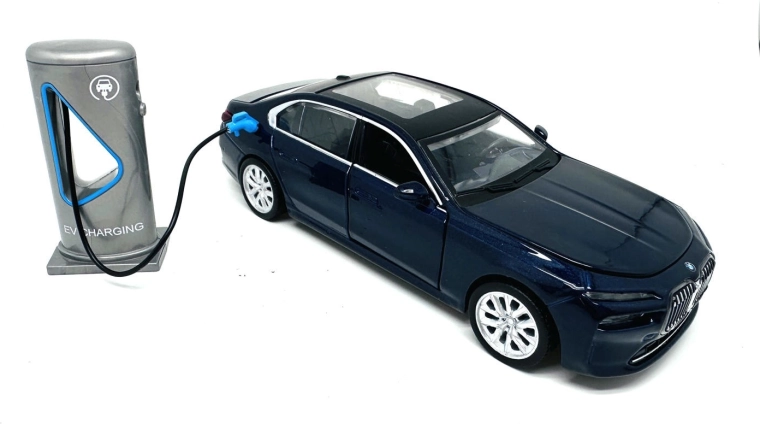 MSZ BMW i7 model auta 1/32 so svetlom a zvukom - 1 kus