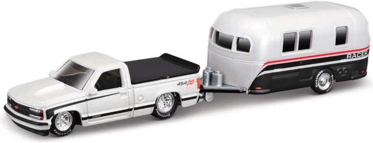 Maisto Design Tow & Go Chevrolet 454 SS pick-up s obytným prívesom 1:64