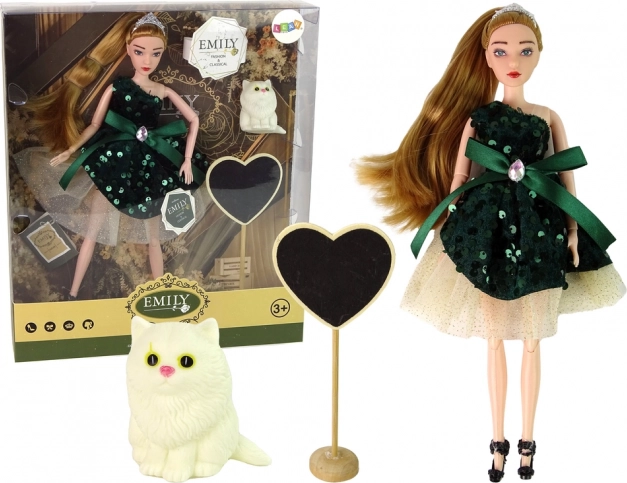 Bábika Emily s bielym mačiatkom a dreveným srdcom