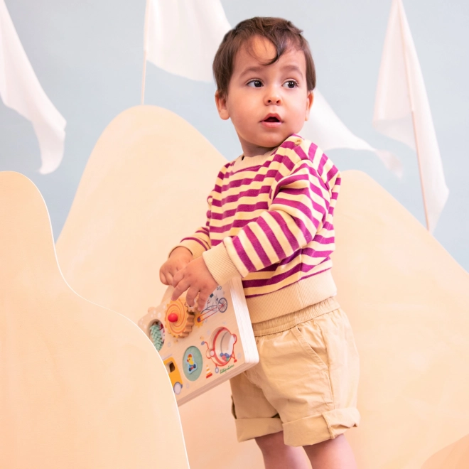 Drevený panel s aktivitami dobrodružstiev na cestách