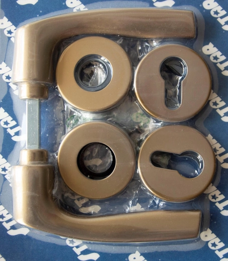 Dverové kovanie MONET na rozete, cylindrická vložka, bronz elox